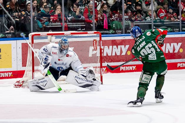 Alexander Blank Augsburger Panther, 26 fails penalty shootout against Henrik Haukeland goalie, Straubing Tigers, 40 GER, Augsburger Panther vs Straubing Tigers, Ice Hockey, DEL, Matchday 30, Season 2025 2026, 21 12 2025 GER, Augsburger Panther vs Straubing Tigers, Ice Hockey, DEL, Matchday 30, Season 2025 2026, 21 12 2025 Augsburg Copyright: xEibner-Pressefoto FranzxFeinerx EP_HFR