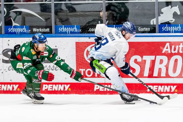 Battle for the puck duel between Madison Bowey Augsburger Panther, 22 and Tyler Madden Straubing Tigers, 18 GER, Augsburger Panther vs Straubing Tigers, Ice Hockey, DEL, Matchday 30, Season 2025 2026, 21 12 2025 GER, Augsburger Panther vs Straubing Tigers, Ice Hockey, DEL, Matchday 30, Season 2025 2026, 21 12 2025 Augsburg Copyright: xEibner-Pressefoto FranzxFeinerx EP_HFR