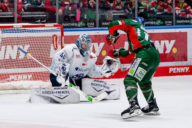 Donald D J Busdeker Augsburger Panther, 14 fails penalty shootout against Henrik Haukeland goalie, Straubing Tigers, 40 GER, Augsburger Panther vs Straubing Tigers, Ice Hockey, DEL, Matchday 30, Season 2025 2026, 21 12 2025 GER, Augsburger Panther vs Straubing Tigers, Ice Hockey, DEL, Matchday 30, Season 2025 2026, 21 12 2025 Augsburg Copyright: xEibner-Pressefoto FranzxFeinerx EP_HFR