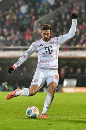 Bundesliga 1 FC Heidenheim FC Bayern Munich 21 12 2025 HEIDENHEIM, GERMANY 21 DECEMBER in the picture a shot on goal by Leon GORETZKA FC Bayern Munich 8 during the Bundesliga match between 1 FC Heidenheim and FC Bayern Munich on matchday 15 at the Voith Arena DFL REGULATIONS PROHIBIT ANY USE OF PHOTOGRAPHS AS IMAGE SEQUENCES AND OR QUASI VIDEO Copyright: xBEAUTIFULxSPORTS Goldbergx