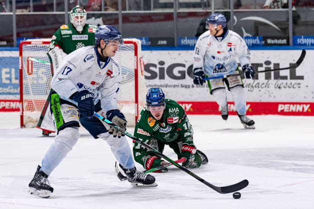 Donald D J Busdeker Augsburger Panther, 14 defends against Adrian Klein Straubing Tigers, 17 GER, Augsburger Panther vs Straubing Tigers, Ice Hockey, DEL, Matchday 30, Season 2025 2026, 21 12 2025 GER, Augsburger Panther vs Straubing Tigers, Ice Hockey, DEL, Matchday 30, Season 2025 2026, 21 12 2025 Augsburg Copyright: xEibner-Pressefoto FranzxFeinerx EP_HFR