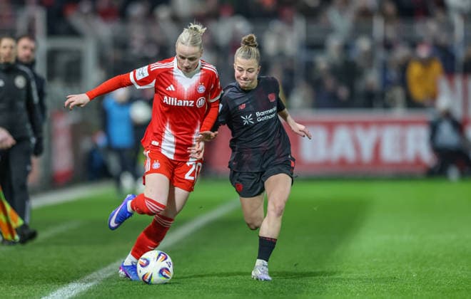GER, Leverkusen, Bayer Leverkusen vs FC Bayern Munich, Google Pixel Womens Bundesliga, Soccer, DFB, Season 2025 2026, Ulrich Haberland Stadium, 14 Matchday in picture f l Franziska Kett Bayern Munich 20 , Kristin Kögel Bayer Leverkusen 11 , Duel DFB DFL REGULATIONS PROHIBIT ANY USE OF PHOTOGRAPHS AS IMAGE SEQUENCES AND OR QUASI VIDEO, 22 12 2025 Copyright: HMBxMedia HendrikxHamelau