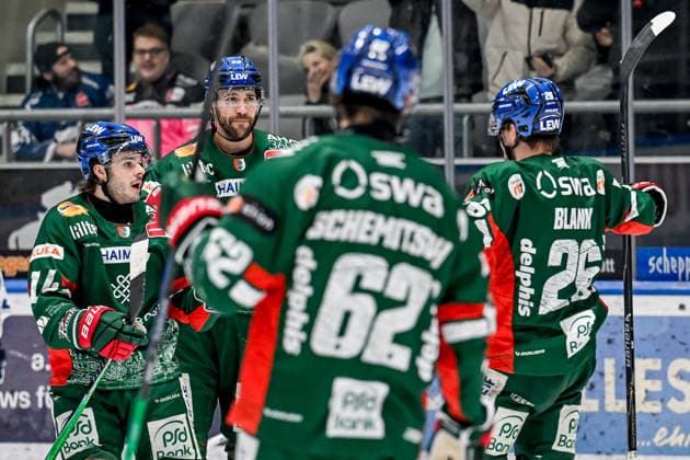 Donald D J Busdeker Augsburger Panther, 14 and Alexandre Grenier Augsburger Panther, 82 celebrate with Christian Hanke Augsburger Panther, 25 his goal to connect 1 2 GER, Augsburger Panther vs Straubing Tigers, Ice Hockey, DEL, Matchday 30, Season 2025 2026, 21 12 2025 GER, Augsburger Panther vs Straubing Tigers, Ice Hockey, DEL, Matchday 30, Season 2025 2026, 21 12 2025 Augsburg Copyright: xEibner-Pressefoto HeikexFeinerx EP_HFR