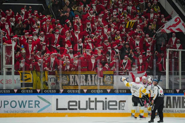 PORZA, SWITZERLAND DECEMBER 22 Jonathan Hazen of Ajoie, Julius Nattinen of Ajoie and Pierre Edouard Bellemare of Ajoie celebrates the 0 1 under their fans™ section during the Swiss National League match between HC Lugano and HC Ajoie at Corner Arena on December 22, 2025 in Porza, Switzerland Porza Corner Arena Switzerland Copyright: xJustPictures.ch JarixPestelaccix jp-en-EuSpIm-JP4_JAR_HCL_Ajoie_22Dec2025_0129