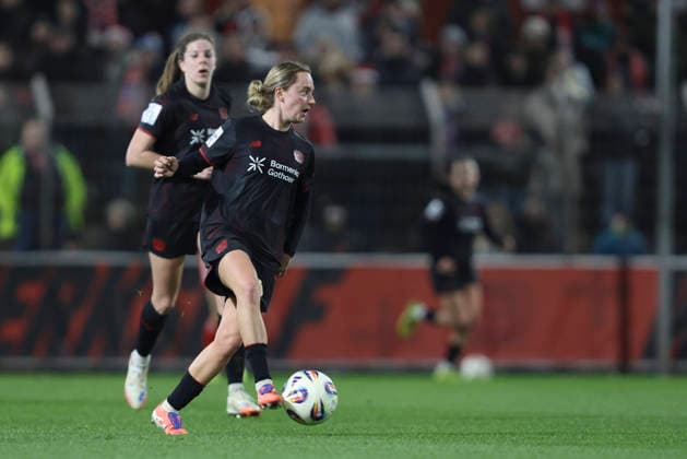 Sofie Zdebel Bayer 04 Leverkusen in action, on the ball, single action during the Woman Bundesliga match between Bayer 04 Leverkusen and Bayern Munich, Ulrich Haberland Stadion on December 22, 2025 in Leverkusen, Germany Photo by Oliver Kaelke DeFodi Images Sofie Zdebel Bayer 04 Leverkusen controls the ball during the Woman Bundesliga match between Bayer 04 Leverkusen and Bayern München at Ulrich Haberland Stadion on December 22, 2025 in Leverkusen, Germany Photo by Oliver Kaelke DeFodi Images DFL regulations prohibit any use of photographs as image sequences and or quasi video Photo by Oliver Kaelke DeFodi Images