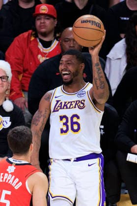 December 25, 2025, Los Angeles, California, USA: Marcus Smart 36 of the Los Angeles Lakers grimaces in pain after receiving the ball during their regular season NBA, Basketball Herren, USA game against against the Houston Rockets on Thursday December 25, 2025 at Crypto.com Arena in Los Angeles, California. ARIANA RUIZ PI Los Angeles USA - ZUMAp124 20251225_zaa_p124_012 Copyright: xArianaxRuizx