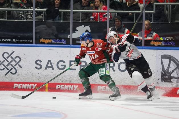 in duel, action, with Kyle Mayhew 27 Augsburger Panther , Augsburger Panther vs Nuernberg Ice Tigers, 31 Spieltag, Eishockey, Penny DEL, 23 12 2025 Augsburg Bayern Germany Copyright: xkolbert-press DunjaxDietrichx
