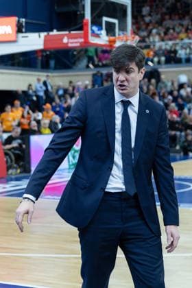 Pedro Calles ALBA Berlin, Head Coach GER, Rostock Seawolves vs ALBA Berlin, easycredit BBL, Basketball, Bundesliga, Matchday 12, Season 2025 2026, 26 12 2025 GER, Rostock Seawolves vs ALBA Berlin, easycredit BBL, Basketball, Bundesliga, Matchday 12, Season 2025 2026, 26 12 2025 Rostock Copyright: xEibner-Pressefoto DenverxEhrlichx EP_DEH