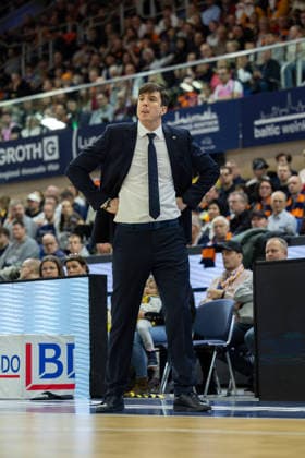 Pedro Calles ALBA Berlin, Head Coach , GER, Rostock Seawolves vs ALBA Berlin, easycredit BBL, Basketball, Bundesliga, Matchday 12, Season 2025 2026, 26 12 2025 GER, Rostock Seawolves vs ALBA Berlin, easycredit BBL, Basketball, Bundesliga, Matchday 12, Season 2025 2026, 26 12 2025 Rostock Copyright: xEibner-Pressefoto DenverxEhrlichx EP_DEH