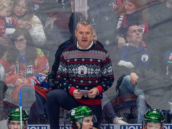Ice Hockey, Men, Season 2025 2026, Penny DEL 32 Matchday , Eisbären Berlin Grizzlys Wolfsburg, in the picture Coach Serge Aubin Eisbären , 26 12 2025, Copyright: xSebastianxRäppold MatthiasxKochx