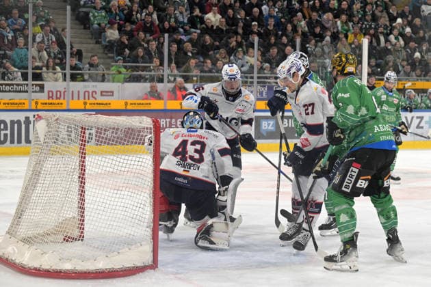 Pack formation on the ice Bietigheim Steelers vs Ravensburg Towerstars, Ice field hockey, DEL 2, Matchday 28, Season 2025 2026, 26 12 2025 Bietigheim Steelers vs Ravensburg Towerstars, Ice field hockey, DEL 2, Matchday 28, Season 2025 2026, 26 12 2025 Bietigheim Copyright: xEibner-Pressefotox EP_TBR