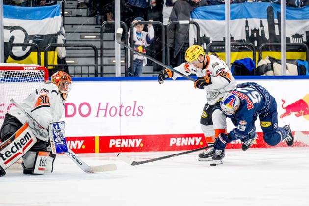 Fight for the puck duel between Patrick Hager EHC Red Bull Muenchen, 52 and Ryan McKiernan Loewen Frankfurt, 58 GER, EHC Red Bull Muenchen vs Loewen Frankfurt, Ice Hockey, DEL, Matchday 32, Season 2025 2026, 26 12 2025 GER, EHC Red Bull Muenchen vs Loewen Frankfurt, Ice Hockey, DEL, Matchday 32, Season 2025 2026, 26 12 2025 Muenchen Copyright: xEibner-Pressefoto HeikexFeinerx EP_HFR