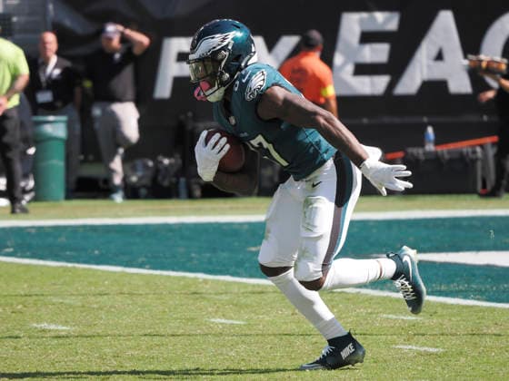 PHILADELPHIA, PA - OCTOBER 05: Philadelphia Eagles running back Tank Bigsby (37) runs with the ball during the game between the Denver Broncos and the Philadelphia Eagles on October 5, 2025 at Lincoln Financial Field in Philadelphia, PA.(Photo by Andy Lewis Icon Sportswire) NFL, American Football Herren, USA OCT 05 Broncos at Eagles EDITORIAL USE ONLY Icon251005049