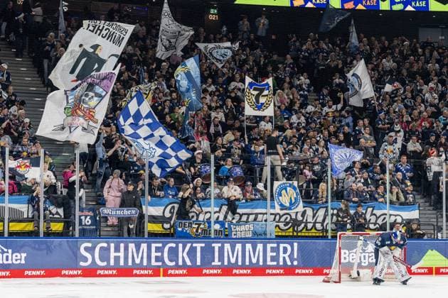 The Munich fans in the North Curve behind Antoine Bibeau Goalkeeper, EHC Red Bull Muenchen, 30 GER, EHC Red Bull Muenchen vs Loewen Frankfurt, Ice Hockey, DEL, Matchday 32, Season 2025 2026, 26 12 2025 GER, EHC Red Bull Muenchen vs Loewen Frankfurt, Ice Hockey, DEL, Matchday 32, Season 2025 2026, 26 12 2025 Muenchen Copyright: xEibner-Pressefoto HeikexFeinerx EP_HFR