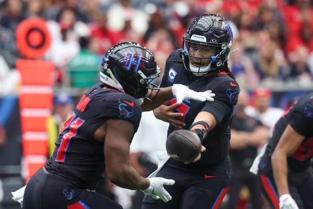 HOUSTON, TX - OCTOBER 26: Quarterback C.J. Stroud 7 of the Houston Texans hands the ball off to running back Nick Chubb 21 of the Houston Texans during the NFL, American Football Herren, USA game between Houston Texans and San Francisco 49ers on October 26, 2025, at NRG Stadium in Houston, TX. (Photo by David Buono Icon Sportswire) NFL: OCT 26 49ers at Texans EDITORIAL USE ONLY Icon251026152