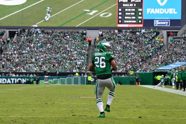 PHILADELPHIA, PA - OCTOBER 26: Philadelphia Eagles running back Saquon Barkley 26 is shown spinning with the ball during the game between the New York Giants and the Philadelphia Eagles on October 26th, 2025 at Lincoln Financial Field in Philadelphia, PA. (Photo by Terence Lewis Icon Sportswire) NFL, American Football Herren, USA OCT 26 Giants at Eagles EDITORIAL USE ONLY Icon251026132