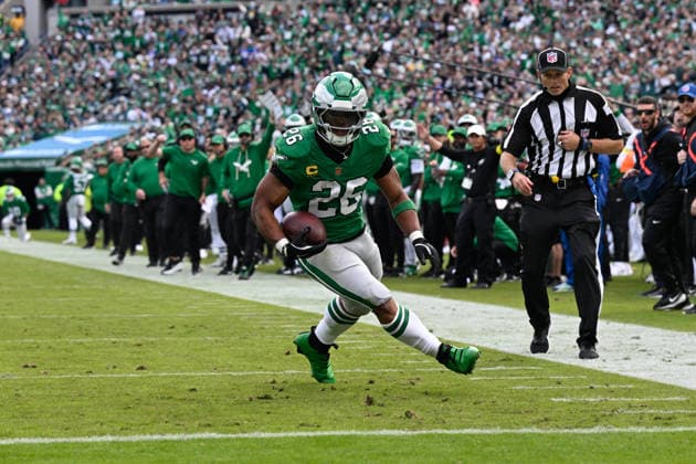 PHILADELPHIA, PA - OCTOBER 26: Philadelphia Eagles running back Saquon Barkley 26 runs with the ball during the game between the New York Giants and the Philadelphia Eagles on October 26th, 2025 at Lincoln Financial Field in Philadelphia, PA. (Photo by Terence Lewis Icon Sportswire) NFL, American Football Herren, USA OCT 26 Giants at Eagles EDITORIAL USE ONLY Icon251026137