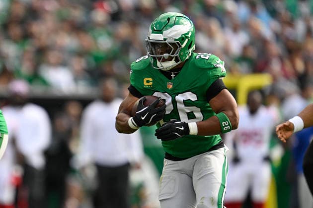 PHILADELPHIA, PA - OCTOBER 26: Philadelphia Eagles running back Saquon Barkley 26 runs the ball during the game between the New York Giants and the Philadelphia Eagles on October 26th, 2025 at Lincoln Financial Field in Philadelphia, PA. (Photo by Terence Lewis Icon Sportswire) NFL, American Football Herren, USA OCT 26 Giants at Eagles EDITORIAL USE ONLY Icon251026124