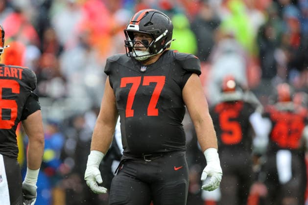 CLEVELAND, OH - OCTOBER 19: Cleveland Browns guard Wyatt Teller (77) on the field during the second quarter of the National Football League game between the Miami Dolphins and Cleveland Browns on October 19, 2025, at Huntington Bank Field in Cleveland, OH. (Photo by Frank Jansky Icon Sportswire) NFL, American Football Herren, USA OCT 19 Dolphins at Browns EDITORIAL USE ONLY Icon251019109