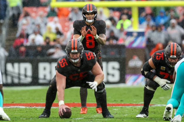 CLEVELAND, OH - OCTOBER 19: Cleveland Browns quarterback Dillon Gabriel (8) prepares to take a snap during the second quarter of the National Football League game between the Miami Dolphins and Cleveland Browns on October 19, 2025, at Huntington Bank Field in Cleveland, OH. (Photo by Frank Jansky Icon Sportswire) NFL, American Football Herren, USA OCT 19 Dolphins at Browns EDITORIAL USE ONLY Icon251019112