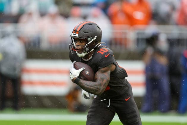 CLEVELAND, OH - OCTOBER 19: Cleveland Browns running back Quinshon Judkins (10) carries the football during the second quarter of the National Football League game between the Miami Dolphins and Cleveland Browns on October 19, 2025, at Huntington Bank Field in Cleveland, OH. (Photo by Frank Jansky Icon Sportswire) NFL, American Football Herren, USA OCT 19 Dolphins at Browns EDITORIAL USE ONLY Icon251019113