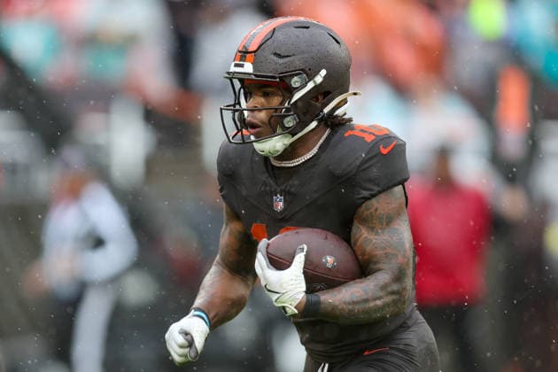 CLEVELAND, OH - OCTOBER 19: Cleveland Browns running back Quinshon Judkins (10) carries the football during the second quarter of the National Football League game between the Miami Dolphins and Cleveland Browns on October 19, 2025, at Huntington Bank Field in Cleveland, OH. (Photo by Frank Jansky Icon Sportswire) NFL, American Football Herren, USA OCT 19 Dolphins at Browns EDITORIAL USE ONLY Icon251019114