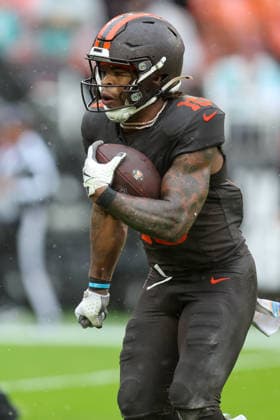 CLEVELAND, OH - OCTOBER 19: Cleveland Browns running back Quinshon Judkins (10) carries the football during the second quarter of the National Football League game between the Miami Dolphins and Cleveland Browns on October 19, 2025, at Huntington Bank Field in Cleveland, OH. (Photo by Frank Jansky Icon Sportswire) NFL, American Football Herren, USA OCT 19 Dolphins at Browns EDITORIAL USE ONLY Icon251019115