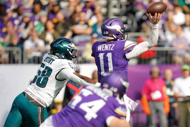 MINNEAPOLIS, MN - OCTOBER 19: Minnesota Vikings quarterback Carson Wentz (11) throws a pass while being pressured by Philadelphia Eagles linebacker Jalyx Hunt (58) during the first half of NFL, American Football Herren, USA game between the Minnesota Vikings and Philadelphia Eagles on October 19th, 2025, at U.S. Bank Stadium in Minneapolis, MN. (Photo by Bailey Hillesheim Icon Sportswire) NFL: OCT 19 Eagles at Vikings EDITORIAL USE ONLY Icon251019232