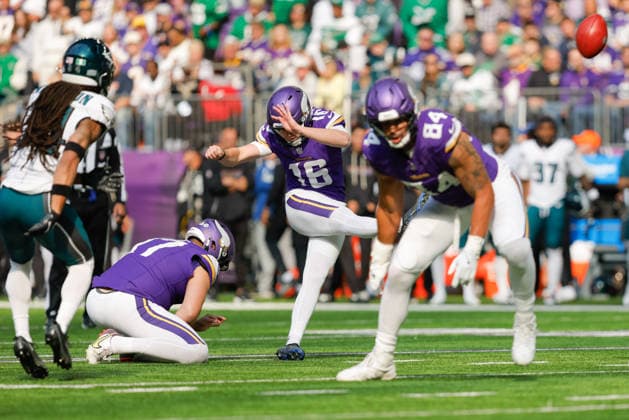 MINNEAPOLIS, MN - OCTOBER 19: Minnesota Vikings kicker Will Reichard (16) kicks a field goal during the first half of NFL, American Football Herren, USA game between the Minnesota Vikings and Philadelphia Eagles on October 19th, 2025, at U.S. Bank Stadium in Minneapolis, MN. (Photo by Bailey Hillesheim Icon Sportswire) NFL: OCT 19 Eagles at Vikings EDITORIAL USE ONLY Icon251019233
