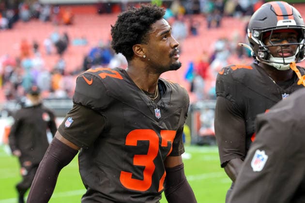 CLEVELAND, OH - OCTOBER 19: Cleveland Browns cornerback Dom Jones (37) leaves the field following the National Football League game between the Miami Dolphins and Cleveland Browns on October 19, 2025, at Huntington Bank Field in Cleveland, OH. (Photo by Frank Jansky Icon Sportswire) NFL, American Football Herren, USA OCT 19 Dolphins at Browns EDITORIAL USE ONLY Icon251019102