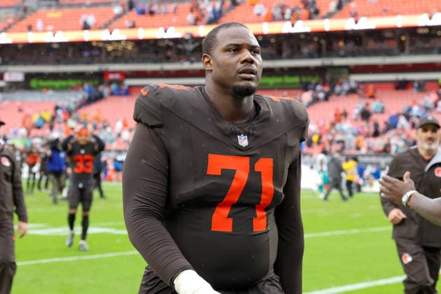 CLEVELAND, OH - OCTOBER 19: Cleveland Browns offensive tackle Cornelius Lucas (71) leaves the field following the National Football League game between the Miami Dolphins and Cleveland Browns on October 19, 2025, at Huntington Bank Field in Cleveland, OH. (Photo by Frank Jansky Icon Sportswire) NFL, American Football Herren, USA OCT 19 Dolphins at Browns EDITORIAL USE ONLY Icon251019103