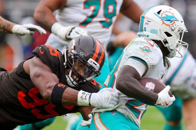 CLEVELAND, OH - OCTOBER 19: Cleveland Browns defensive end Myles Garrett (95) tackles Miami Dolphins running back De Von Achane (28) during the third quarter of the National Football League game between the Miami Dolphins and Cleveland Browns on October 19, 2025, at Huntington Bank Field in Cleveland, OH. (Photo by Frank Jansky Icon Sportswire) NFL, American Football Herren, USA OCT 19 Dolphins at Browns EDITORIAL USE ONLY Icon251019053