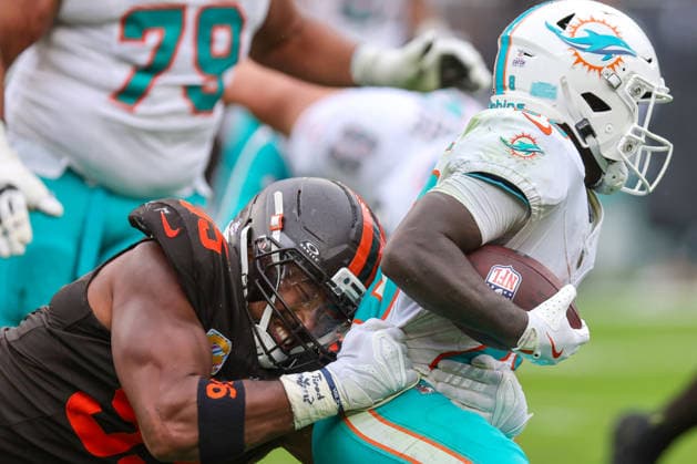 CLEVELAND, OH - OCTOBER 19: Cleveland Browns defensive end Myles Garrett (95) tackles Miami Dolphins running back De Von Achane (28) during the third quarter of the National Football League game between the Miami Dolphins and Cleveland Browns on October 19, 2025, at Huntington Bank Field in Cleveland, OH. (Photo by Frank Jansky Icon Sportswire) NFL, American Football Herren, USA OCT 19 Dolphins at Browns EDITORIAL USE ONLY Icon251019054
