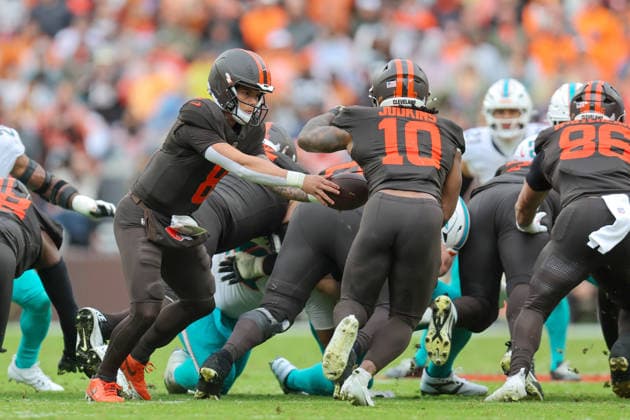 CLEVELAND, OH - OCTOBER 19: Cleveland Browns quarterback Dillon Gabriel (8) hands off to Cleveland Browns running back Quinshon Judkins (10) during the third quarter of the National Football League game between the Miami Dolphins and Cleveland Browns on October 19, 2025, at Huntington Bank Field in Cleveland, OH. (Photo by Frank Jansky Icon Sportswire) NFL, American Football Herren, USA OCT 19 Dolphins at Browns EDITORIAL USE ONLY Icon251019056