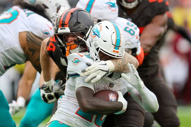 CLEVELAND, OH - OCTOBER 19: Cleveland Browns defensive tackle Mason Graham (94) tackles Miami Dolphins running back De Von Achane (28) during the fourth quarter of the National Football League game between the Miami Dolphins and Cleveland Browns on October 19, 2025, at Huntington Bank Field in Cleveland, OH. (Photo by Frank Jansky Icon Sportswire) NFL, American Football Herren, USA OCT 19 Dolphins at Browns EDITORIAL USE ONLY Icon251019068