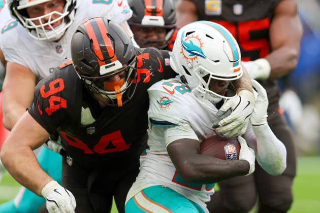 CLEVELAND, OH - OCTOBER 19: Cleveland Browns defensive tackle Mason Graham (94) tackles Miami Dolphins running back De Von Achane (28) during the fourth quarter of the National Football League game between the Miami Dolphins and Cleveland Browns on October 19, 2025, at Huntington Bank Field in Cleveland, OH. (Photo by Frank Jansky Icon Sportswire) NFL, American Football Herren, USA OCT 19 Dolphins at Browns EDITORIAL USE ONLY Icon251019069