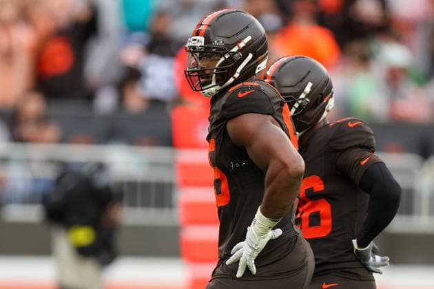 CLEVELAND, OH - OCTOBER 19: Cleveland Browns defensive end Myles Garrett (95) at the line of scrimmage during the fourth quarter of the National Football League game between the Miami Dolphins and Cleveland Browns on October 19, 2025, at Huntington Bank Field in Cleveland, OH. (Photo by Frank Jansky Icon Sportswire) NFL, American Football Herren, USA OCT 19 Dolphins at Browns EDITORIAL USE ONLY Icon251019070