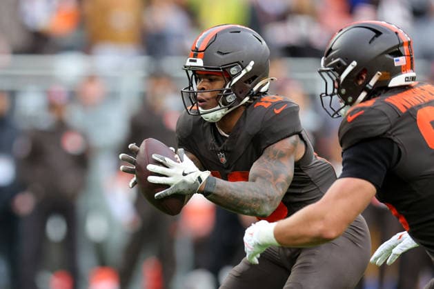 CLEVELAND, OH - OCTOBER 19: Cleveland Browns running back Quinshon Judkins (10) takes a direct snap during the fourth quarter of the National Football League game between the Miami Dolphins and Cleveland Browns on October 19, 2025, at Huntington Bank Field in Cleveland, OH. (Photo by Frank Jansky Icon Sportswire) NFL, American Football Herren, USA OCT 19 Dolphins at Browns EDITORIAL USE ONLY Icon251019076