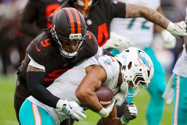 CLEVELAND, OH - OCTOBER 19: Cleveland Browns safety Grant Delpit (9) tackles Miami Dolphins wide receiver Nick Westbrook-Ikhine (18) during the fourth quarter of the National Football League game between the Miami Dolphins and Cleveland Browns on October 19, 2025, at Huntington Bank Field in Cleveland, OH. (Photo by Frank Jansky Icon Sportswire) NFL, American Football Herren, USA OCT 19 Dolphins at Browns EDITORIAL USE ONLY Icon251019087