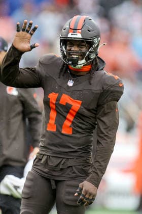 CLEVELAND, OH - OCTOBER 19: Cleveland Browns linebacker Jerome Baker (17) on the field during the fourth quarter of the National Football League game between the Miami Dolphins and Cleveland Browns on October 19, 2025, at Huntington Bank Field in Cleveland, OH. (Photo by Frank Jansky Icon Sportswire) NFL, American Football Herren, USA OCT 19 Dolphins at Browns EDITORIAL USE ONLY Icon251019092