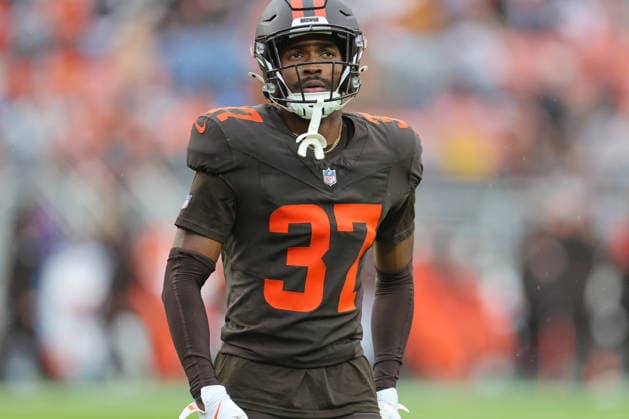 CLEVELAND, OH - OCTOBER 19: Cleveland Browns cornerback Dom Jones (37) on the field during the fourth quarter of the National Football League game between the Miami Dolphins and Cleveland Browns on October 19, 2025, at Huntington Bank Field in Cleveland, OH. (Photo by Frank Jansky Icon Sportswire) NFL, American Football Herren, USA OCT 19 Dolphins at Browns EDITORIAL USE ONLY Icon251019093