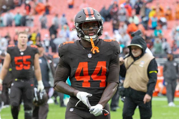 CLEVELAND, OH - OCTOBER 19: Cleveland Browns tight end Harold Fannin Jr. (44) leaves the field following the National Football League game between the Miami Dolphins and Cleveland Browns on October 19, 2025, at Huntington Bank Field in Cleveland, OH. (Photo by Frank Jansky Icon Sportswire) NFL, American Football Herren, USA OCT 19 Dolphins at Browns EDITORIAL USE ONLY Icon251019100