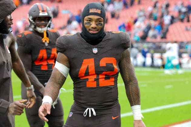 CLEVELAND, OH - OCTOBER 19: Cleveland Browns linebacker Easton Mascarenas-Arnold (42) leaves the field following the National Football League game between the Miami Dolphins and Cleveland Browns on October 19, 2025, at Huntington Bank Field in Cleveland, OH. (Photo by Frank Jansky Icon Sportswire) NFL, American Football Herren, USA OCT 19 Dolphins at Browns EDITORIAL USE ONLY Icon251019101