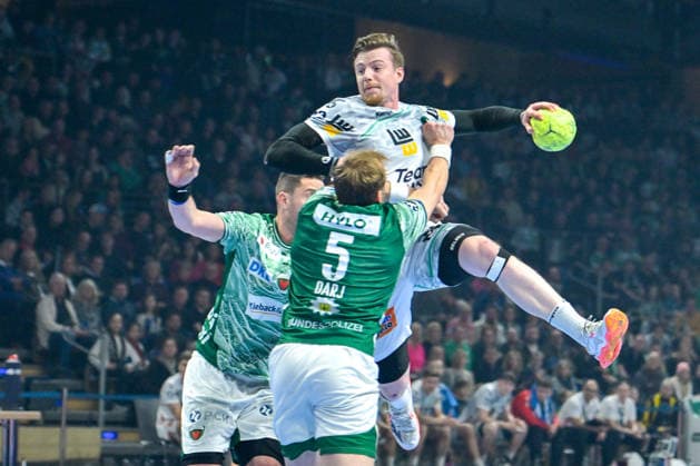 27 12 2025, xlakx, Handball Daikin HBL, Fuechse Berlin FRISCH AUF Göppingen v l Mijajlo Marsenic Fuechse Berlin , Erik Persson FRISCH AUF Goeppingen , Max Darj Fuechse Berlin goes for the jump shot Berlin Daniel Lakomski