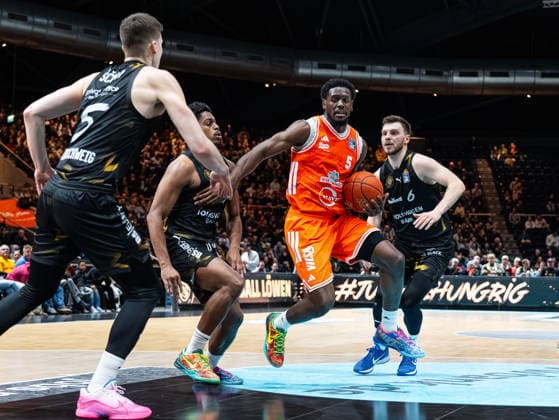 TJ Bamba RASTA Vechta, 05 dribbling against Grant Sherfield Basketball Loewen Braunschweig, 25 , Ferdinand Zylka Basketball Loewen Braunschweig, 06 and Luka Scuka Basketball Loewen Braunschweig, 05 Basketball Loewen Braunschweig vs RASTA Vechta, Basketball, easyCredit Basketball Bundesliga, 12 Matchday, Season 2025 2026, 27 12 2025 Basketball Loewen Braunschweig vs RASTA Vechta, Basketball, easyCredit Basketball Bundesliga, 12 Matchday, Season 2025 2026, 27 12 2025 Braunschweig Copyright: xEibner-Pressefoto DamianxKruczynx EP_DKI