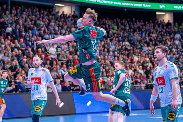 August Pedersen TSV Hannover Burgdorf, No. 17 v l , TSV Hannover Burgdorf green against GWD Minden white on matchday 19 of the 2025 2026 season in the DAIKIN Handball Bundesliga 27 12 2025, ZAG Arena Hannover, GER , Copyright: xJanxGuentherx xTSVxHannover-Burgdorfx