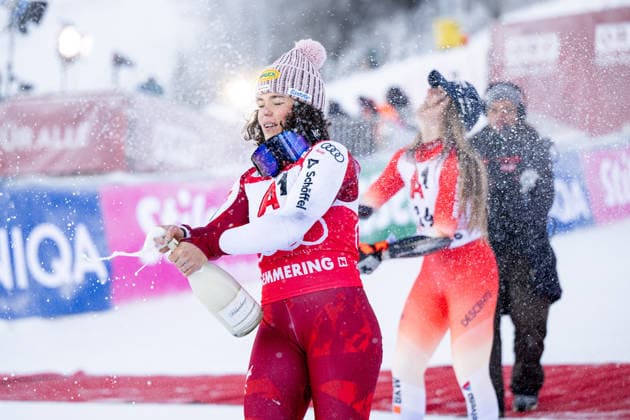 SCHEIB Julia Oesterreich celebrates victory on the podium at the award ceremony and sprays champagne sparkling wine, AUT, FIS Alpine Skiing World Cup Semmering, Giant Slalom Women, 2nd run, 2025 2026 season, 27 12 2025 AUT, FIS Alpine Skiing World Cup Semmering, Giant Slalom Women, 2025 2026 season, 27 12 2025 Semmering Copyright: xEibner-Pressefoto Memmlerx EP_MMR