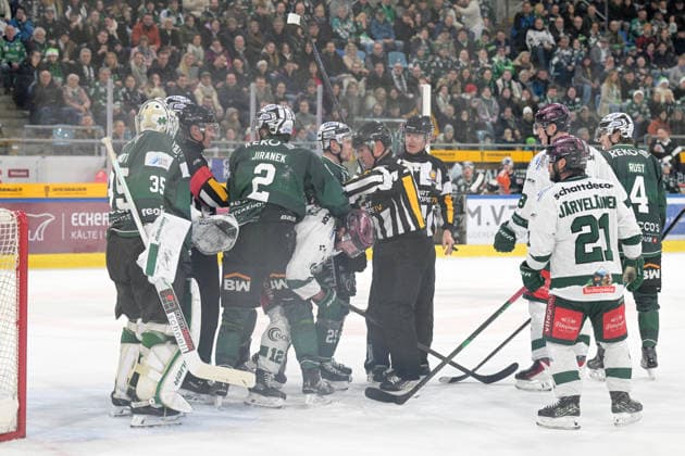 Pack formation on the ice Bietigheim Steelers vs Starbulls Rosenheim, Ice field hockey, DEL 2, Matchday 29, Season 2025 2026, 28 12 2025 Bietigheim Steelers vs Starbulls Rosenheim, Ice field hockey, DEL 2, Matchday 29, Season 2025 2026, 28 12 2025 Bietigheim Copyright: xEibner-Pressefotox EP_TBR