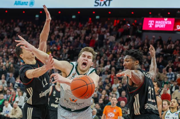 Marten Linssen Vet Concept Gladiators Trier, 12 with Vladimir Lucic FC Bayern Basketball, 11 and David McCormack FC Bayern Basketball, 33 , GER, FC Bayern Basketball vs Vet Concept Gladiators Trier, Basketball, easycredit Basketball Bundesliga, 11 Matchday, Season 2025 2026, 28 12 2025, GER, FC Bayern Basketball vs Vet Concept Gladiators Trier, Basketball, easycredit Basketball Bundesliga, 11 Matchday, Season 2025 2026, 28 12 2025 Munich Copyright: xEibner-Pressefoto JennixMaulx EP_JML
