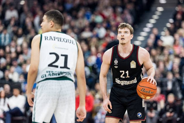 easyCredit Basketball Bundesliga FC Bayern München Vet Concept Gladiators Trier 28 12 2025 Evans Rapieque Vet Concept Gladiators Trier, 21 , Justus Hollatz FC Bayern München, 21 on the ball easyCredit Basketball Bundesliga FC Bayern München Vet Concept Gladiators Trier, Munich, SAP Garden on 28 12 2025 Copyright: xBEAUTIFULxSPORTS Wunderlx